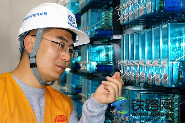 梁志雄查看繼電器狀態--鄒姣攝.jpg