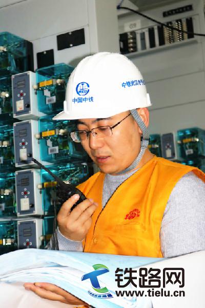 梁志雄在信號樓機械室指揮試驗--鄒姣攝.jpg