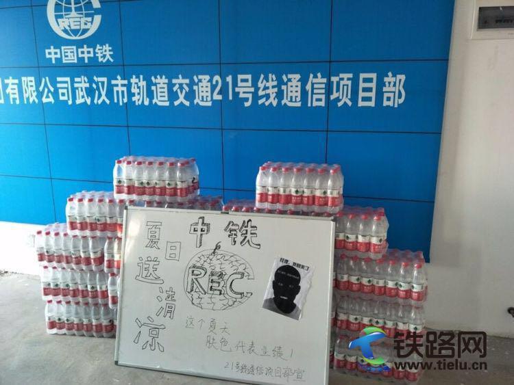 圖中圖為項目部年輕人集體創(chuàng)作，蔡浩攝.jpg