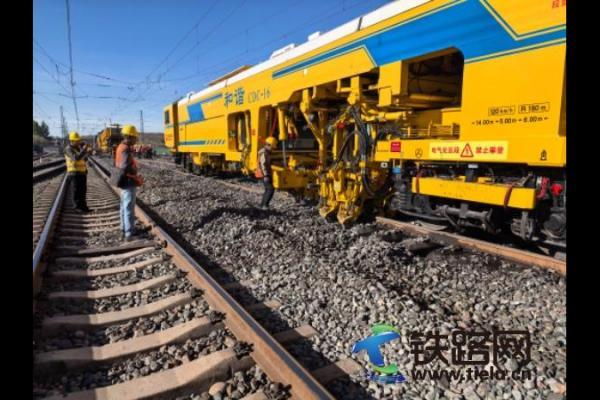 包神鐵路運輸處工務隊開展鐵路“咽喉手術”