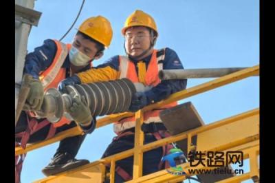 包神鐵路運輸處供電專業開展聯合檢修專項工作