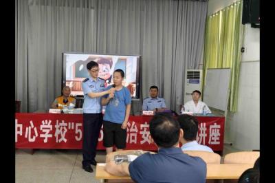 應城站派出所聯合多家單位在應城市四里棚中心學校開展法制安全宣傳