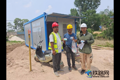 新疆兵團(tuán)建工市政交通集團(tuán)華中分公司為施工人員發(fā)放防暑藥品
