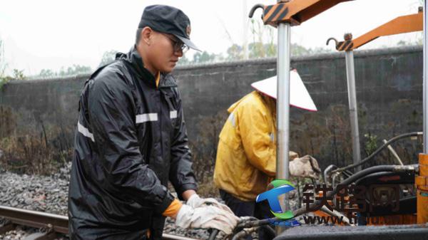 玉林工務(wù)段不懼風(fēng)雨整修設(shè)備保安全
